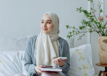 Padu padan rompi, cardigan, dan blazer