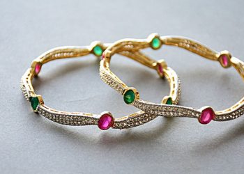 Hiasan Atau Perhiasan