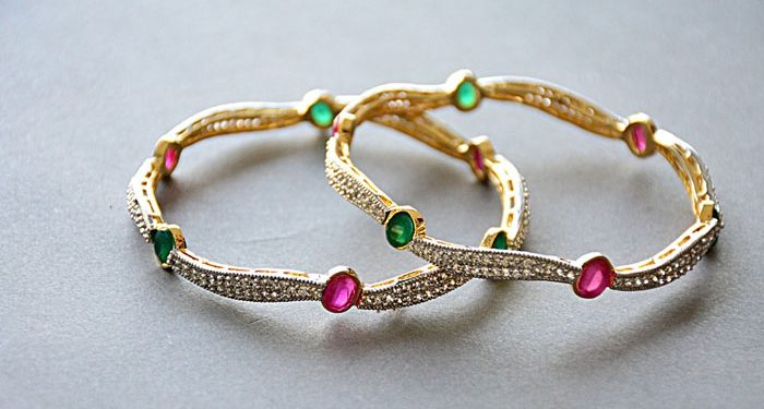 Hiasan Atau Perhiasan