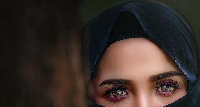 Buka Jilbab Karena Kerja