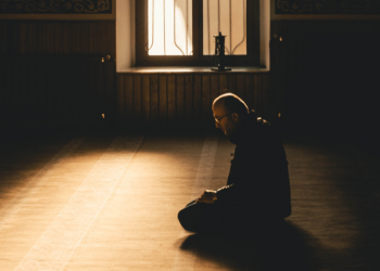 Mengakhirkan Shalat Isya Dengan Mendekatkan Diri Pada Allah