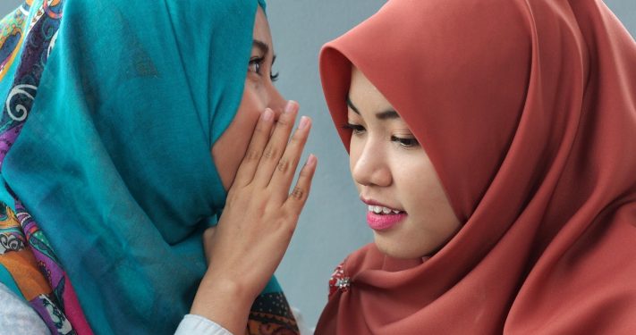 Kenali 8 Bahaya Ghibah yang Terselubung