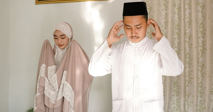 Mengangkat Kedua Tangan Saat Takbiratul Ihram, Akan Ruku’ Dan Bangun Dari Ruku’