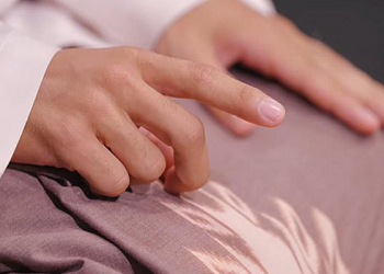 Memberi Isyarat Dengan Jari Telunjuk Ketika Tasyahhud