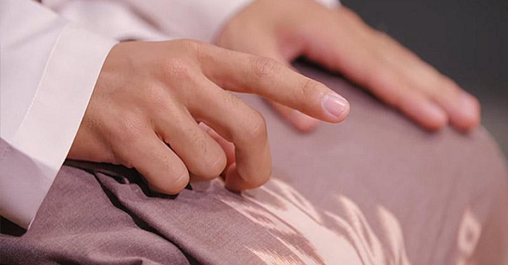 Memberi Isyarat Dengan Jari Telunjuk Ketika Tasyahhud