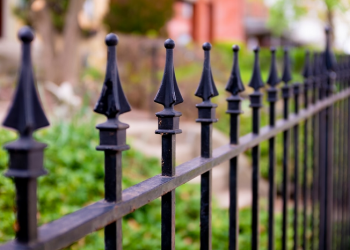 Menancapkan Tombak Sebagai Pembatas Jika Shalat di Tanah Lapang