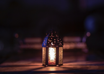 Tidur Di Atas Bahu Sebelah Kanan