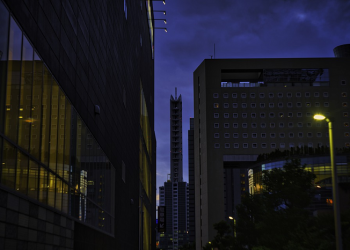 Menyuruh Para Sahabat Agar Bersungguh-sungguh Mencari Lailatul Qadr