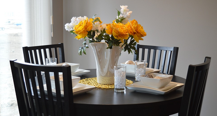 Tidak Pernah Makan di Depan Meja Makan