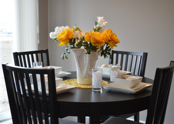 Tidak Makan Sambil Bersandar