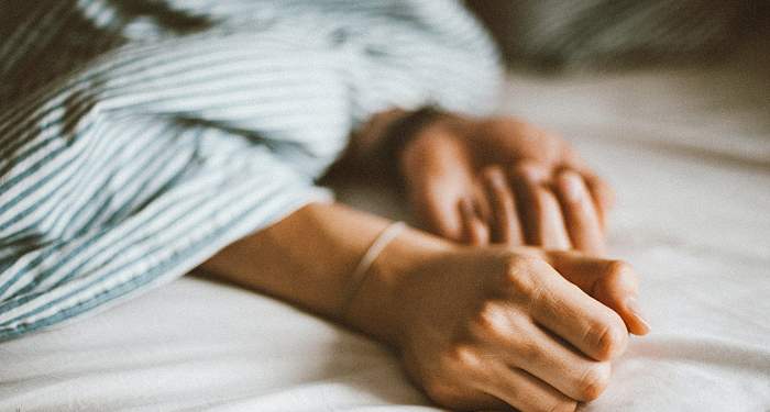 Meletakkan Tangan Di Bawah Pipi