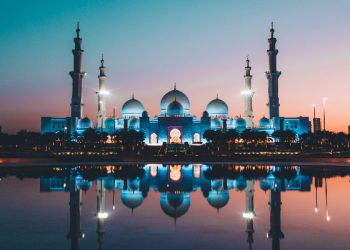 Mendatangi masjid terlebih dahulu dan shalat terlebih dua rakaat