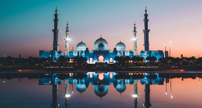 Mendatangi masjid terlebih dahulu dan shalat terlebih dua rakaat
