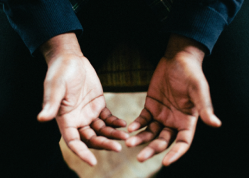 Menghadirkan Hati dan Keyakinan dalam Berdoa