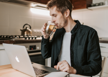 Tidak Memberatkan Beban Suami dengan Tuntutan di Luar Kemampuan