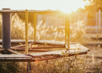 Tidak Memberatkan Beban Suami dengan Tuntutan di Luar Kemampuan