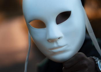 Tidak Memberatkan Beban Suami dengan Tuntutan di Luar Kemampuan