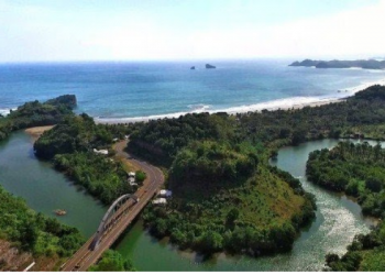 Pesona Pantai Bajulmati Malang Selatan