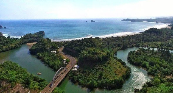 Pesona Pantai Bajulmati Malang Selatan
