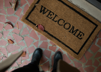 Tidak Menghadap ke Arah Pintu Apabila Bertamu