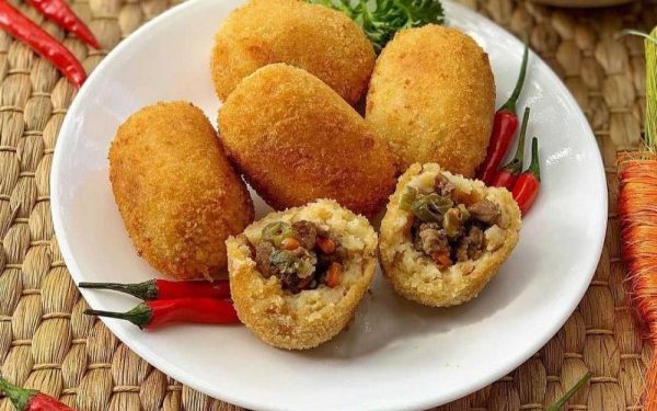 Camilan ‘Berat’ Kroket Kentang Gulung