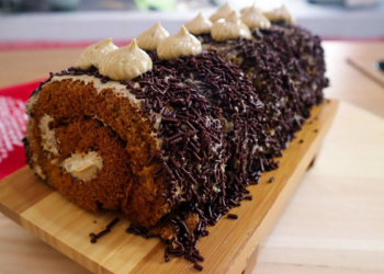 Bolu Gulung Cokelat Moka, Penawar Sedih dan Duka