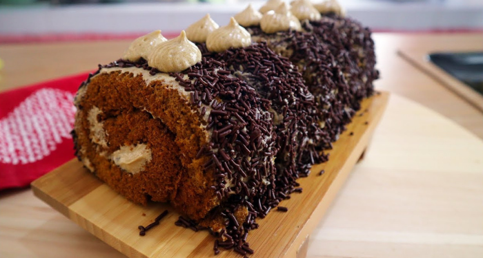 Bolu Gulung Cokelat Moka, Penawar Sedih dan Duka