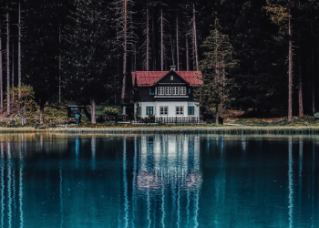 Kebahagiaan Berkibar di atas Rumah Paling Agung