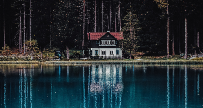 Kebahagiaan Berkibar di atas Rumah Paling Agung
