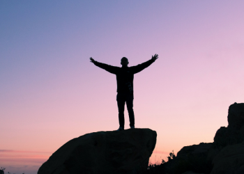 Kebahagiaan Berkibar di atas Rumah Paling Agung