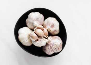 Masker Bawang Putih Bantu Usir Komedo di Wajahmu