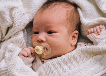 Sunnah Mentahnik Bayi dengan Kurma