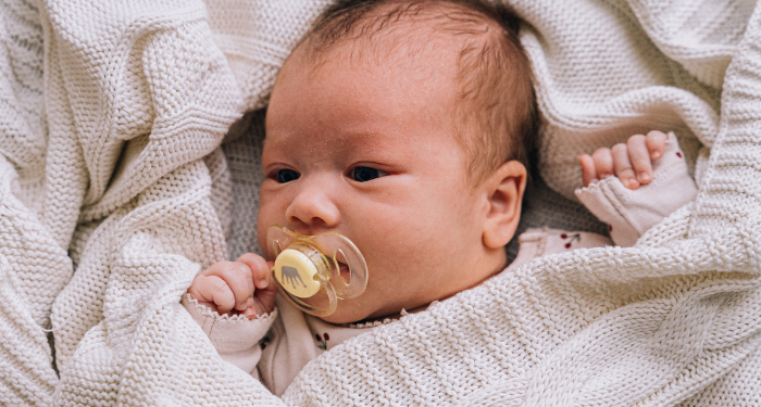 Sunnah Mentahnik Bayi dengan Kurma