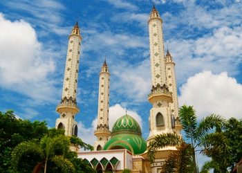 Masjid Empat Menara di Jantung Kota Cilegon