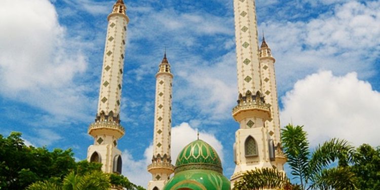 Masjid Empat Menara di Jantung Kota Cilegon