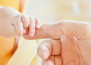 ‘Bau Tangan’ pada Bayi, Apa Fakta Ilmiahnya?