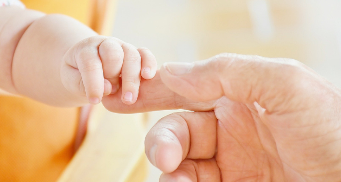 ‘Bau Tangan’ pada Bayi, Apa Fakta Ilmiahnya?