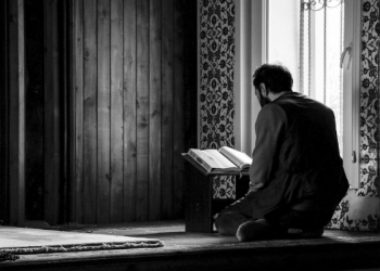 Tetap Duduk Hingga Matahari Bersinar Setelah Shalat Subuh