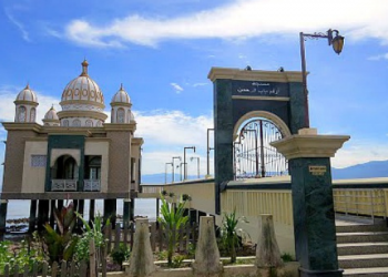 Indahnya Masjid di Permukaan Laut Teluk Palu