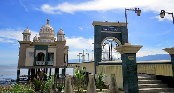 Indahnya Masjid di Permukaan Laut Teluk Palu