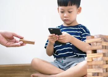 Balita Kecanduan Gadget? Praktikkan Cara Berikut untuk Mengatasinya