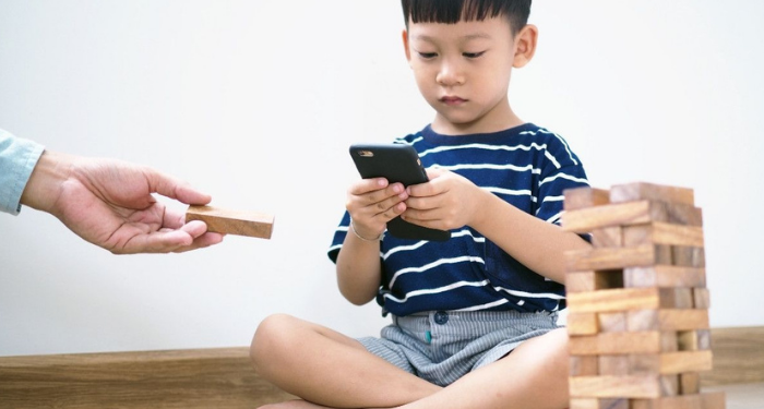 Balita Kecanduan Gadget? Praktikkan Cara Berikut untuk Mengatasinya