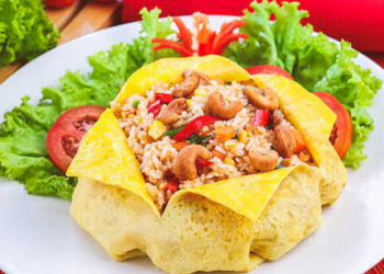 Resep Nasi Goreng Bungkus Telur Dadar, Bekal Unik untuk si Kecil