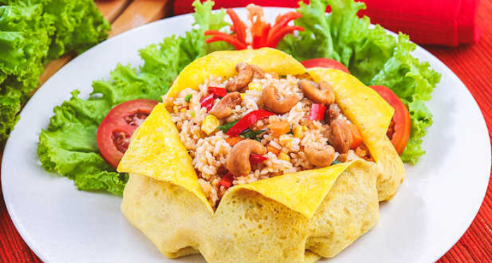 Resep Nasi Goreng Bungkus Telur Dadar, Bekal Unik untuk si Kecil