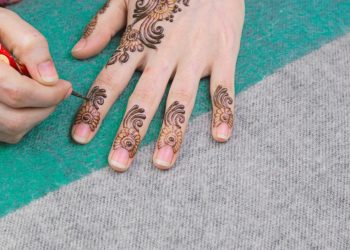 Cara Menghilangkan Henna yang Hampir Pudar