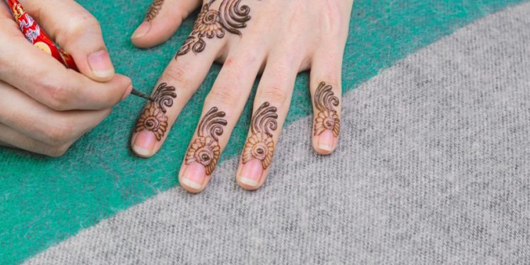 Cara Menghilangkan Henna yang Hampir Pudar