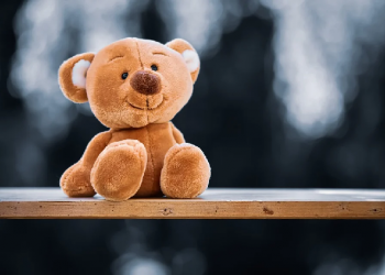 Aisyah bermain boneka