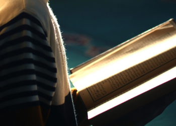 Panji Islam yang Dipegang oleh Penghafal Quran