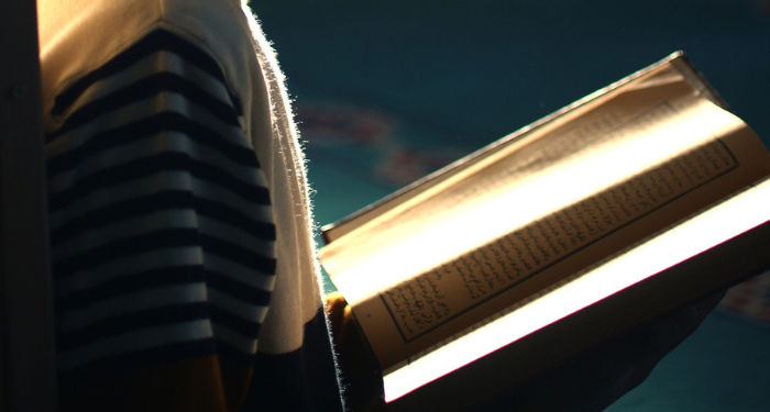 Panji Islam yang Dipegang oleh Penghafal Quran