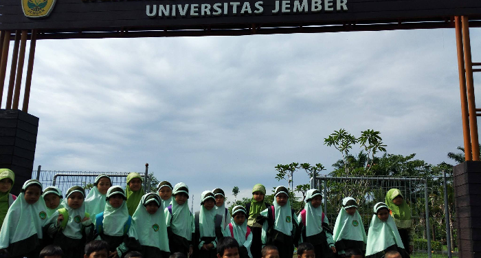 Serunya Wisata Edukasi Tanaman Obat SD Islam Imam Syafi'i Jember